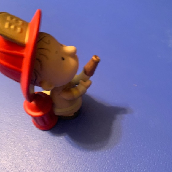 Adorable Charlie Brown firefighter collectible - Picture 4 of 5